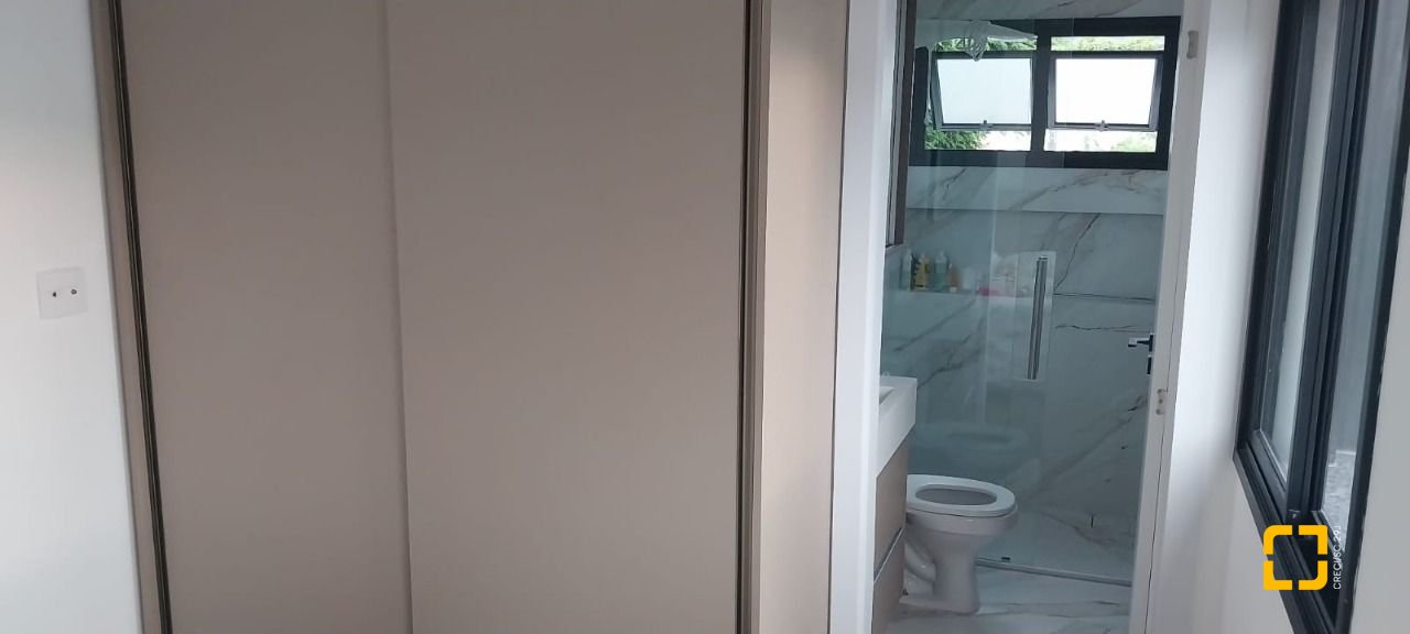 Casa com 162m², 6 quartos (sendo 3 suítes), 2 garagens, no bairro Campeche em Florianópolis