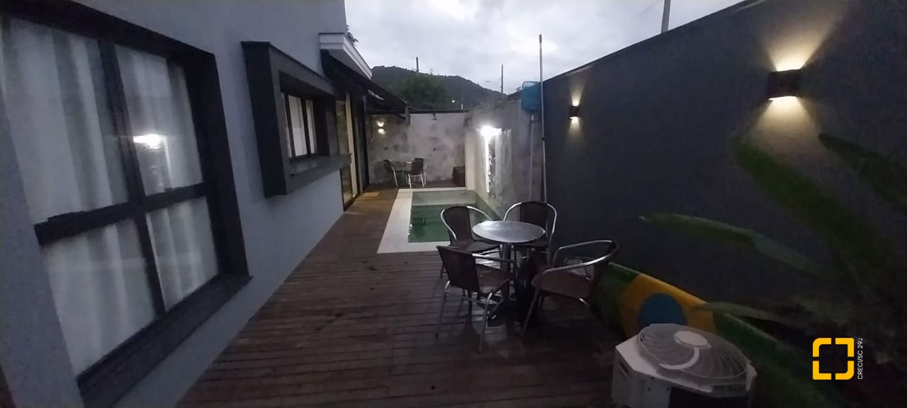 Casa com 162m², 6 quartos (sendo 3 suítes), 2 garagens, no bairro Campeche em Florianópolis