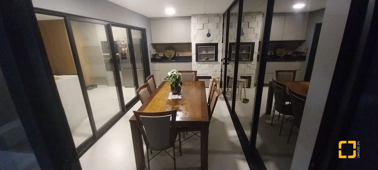 Casa com 162m², 6 quartos (sendo 3 suítes), 2 garagens, no bairro Campeche em Florianópolis