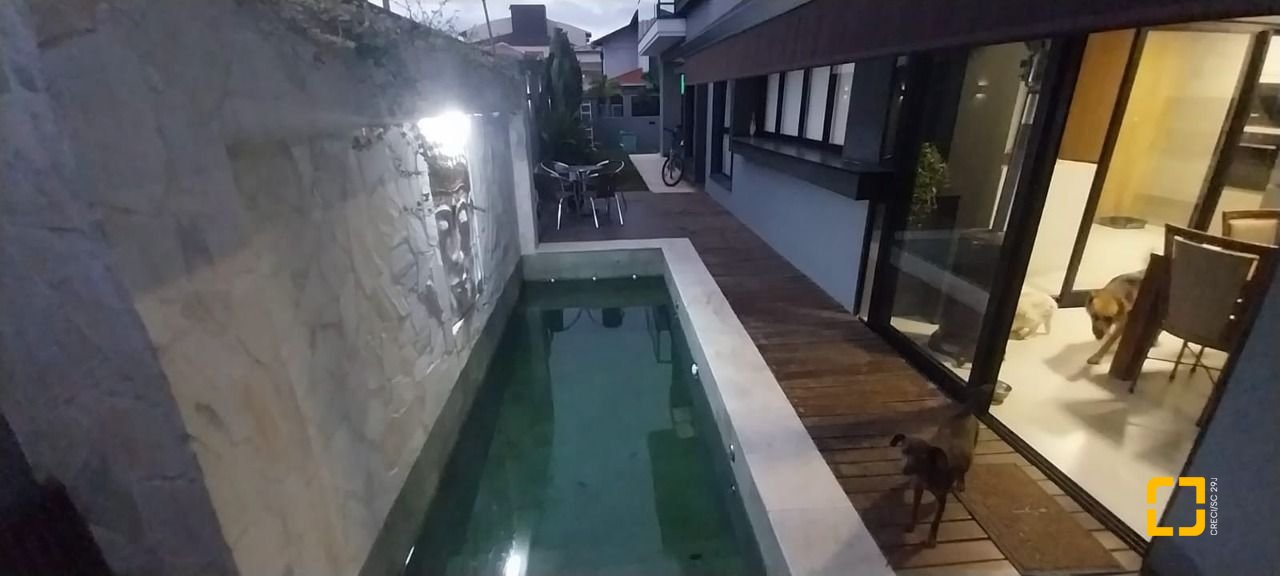 Casa com 162m², 6 quartos (sendo 3 suítes), 2 garagens, no bairro Campeche em Florianópolis