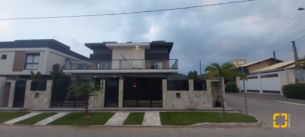 Casa com 162m², 6 quartos (sendo 3 suítes), 2 garagens, no bairro Campeche em Florianópolis