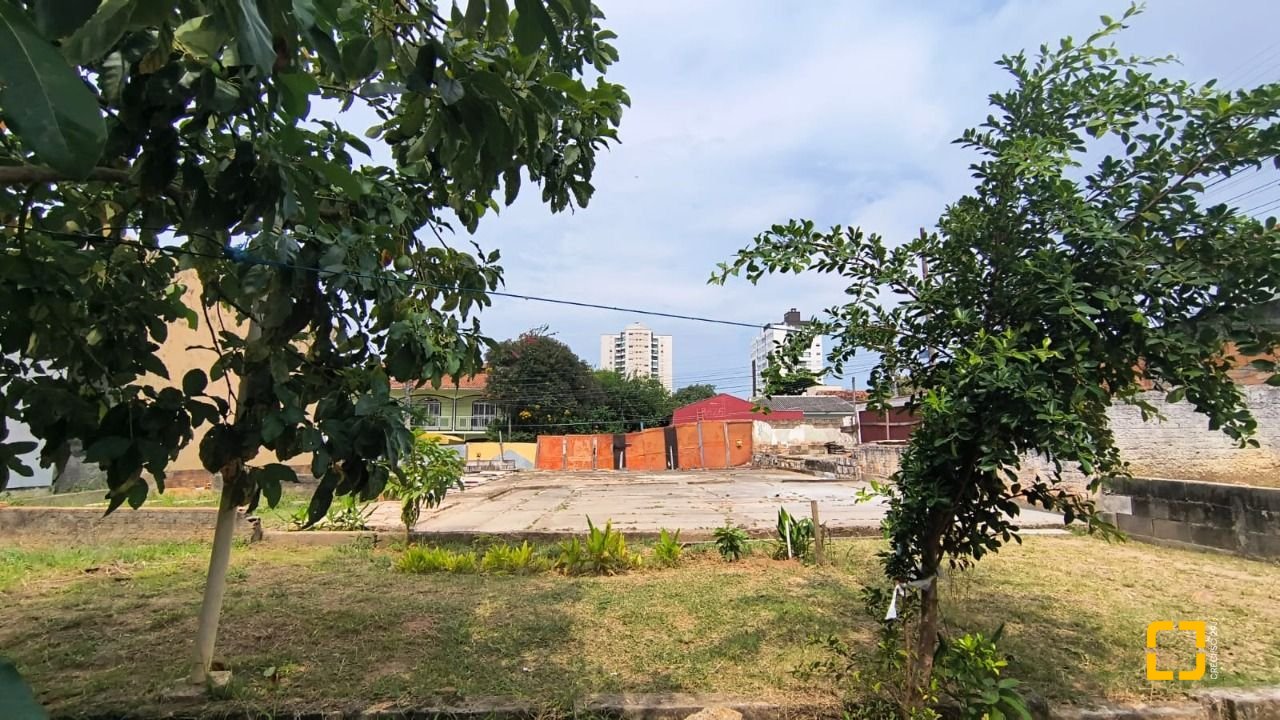 Terreno com 814m², no bairro Estreito em Florianópolis
