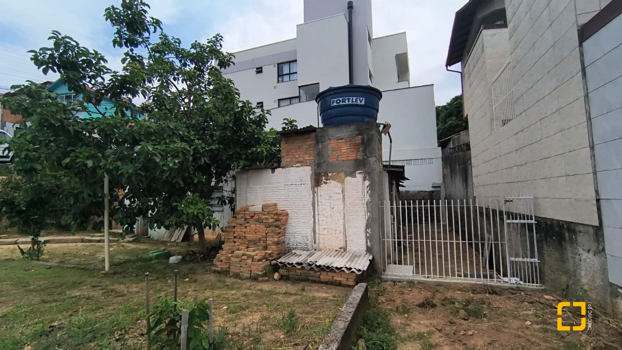 Terreno com 814m², no bairro Estreito em Florianópolis