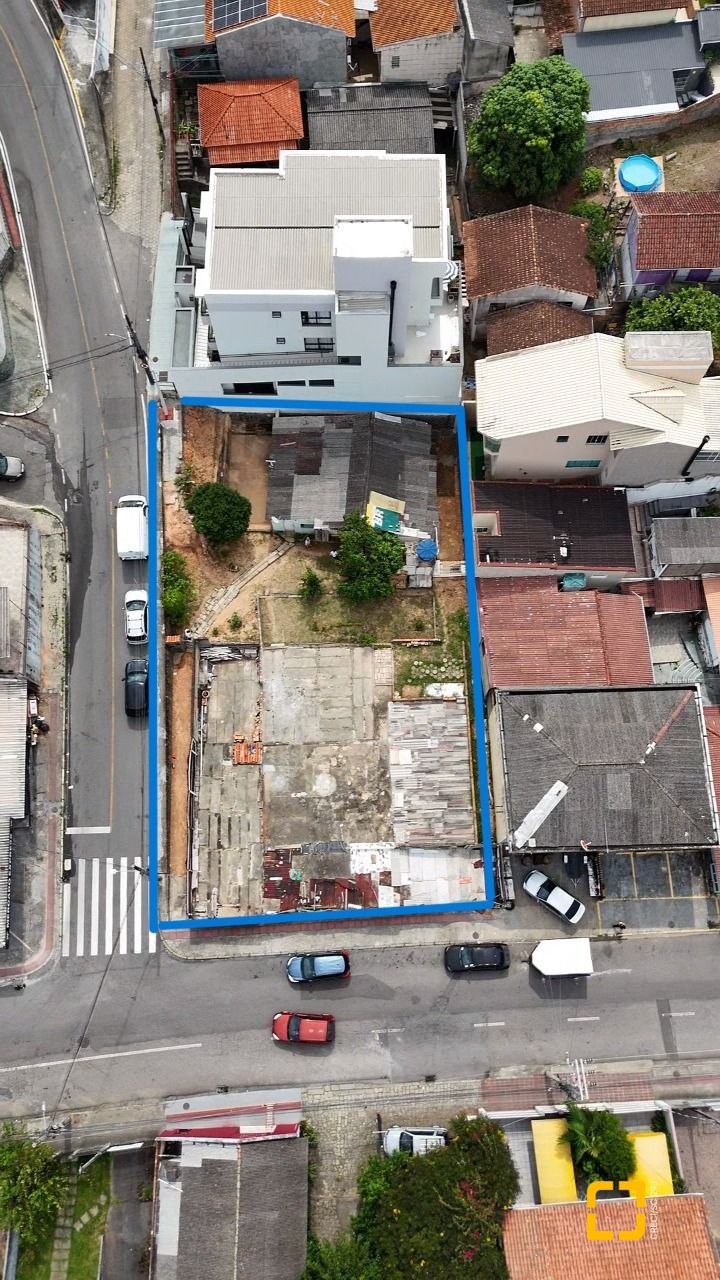 Terreno com 814m², no bairro Estreito em Florianópolis