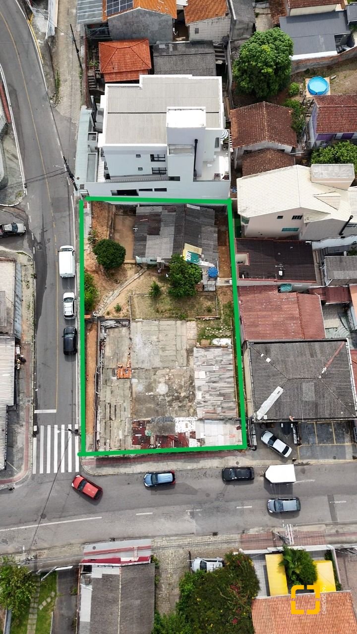 Terreno com 814m², no bairro Estreito em Florianópolis