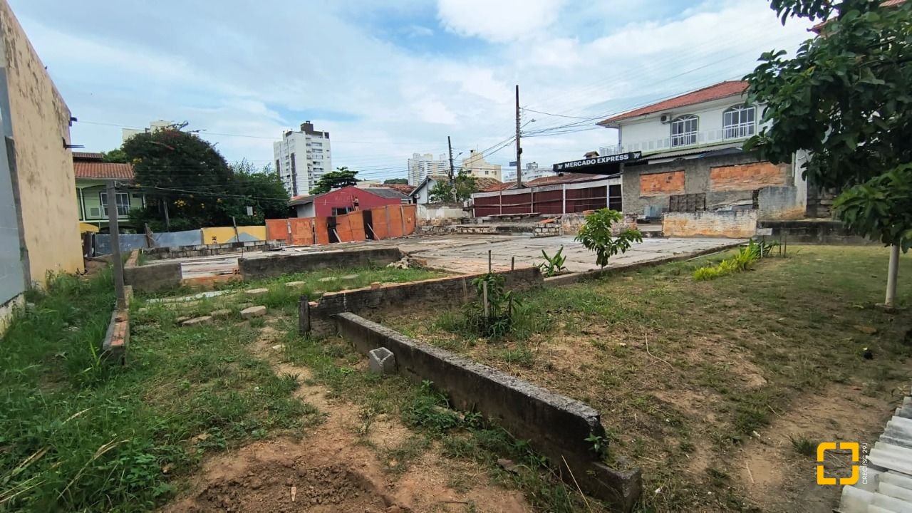 Terreno com 814m², no bairro Estreito em Florianópolis