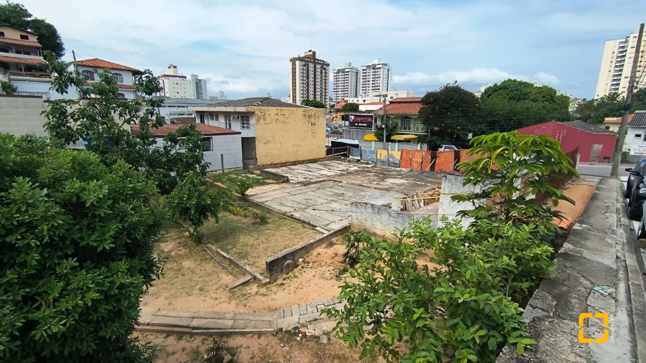 Terreno com 814m², no bairro Estreito em Florianópolis