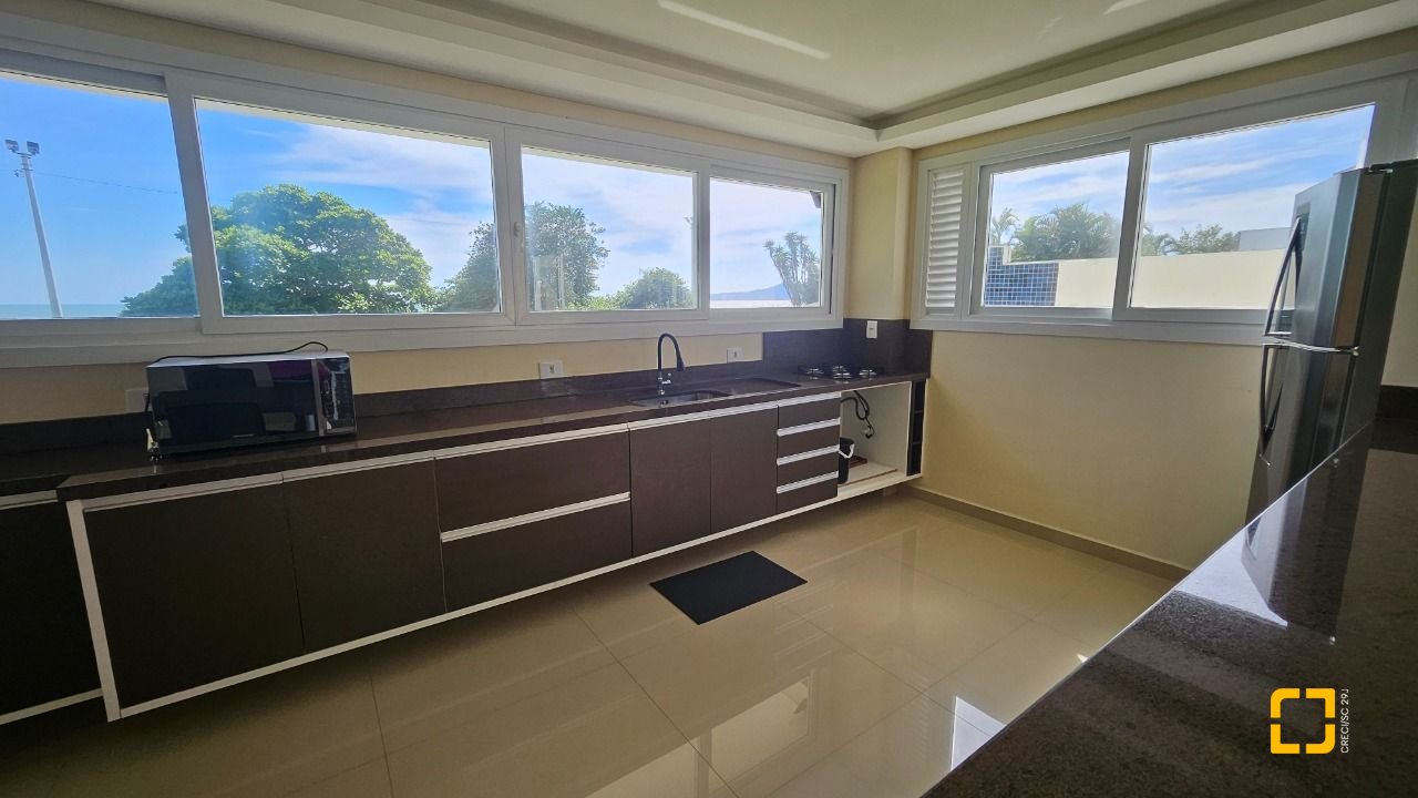 Apartamento com 101m², 4 quartos (sendo 1 suíte), 1 garagem, no bairro Canasvieiras em Florianópolis