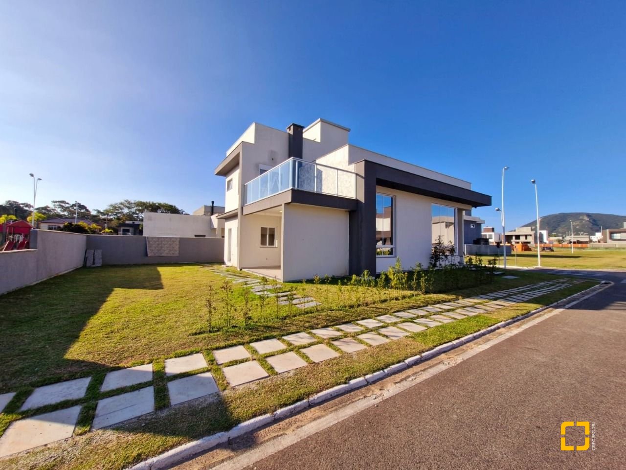 Casa de Condomínio com 204m², 4 quartos (sendo 1 suíte), 2 garagens, no bairro Rio Vermelho em Florianópolis