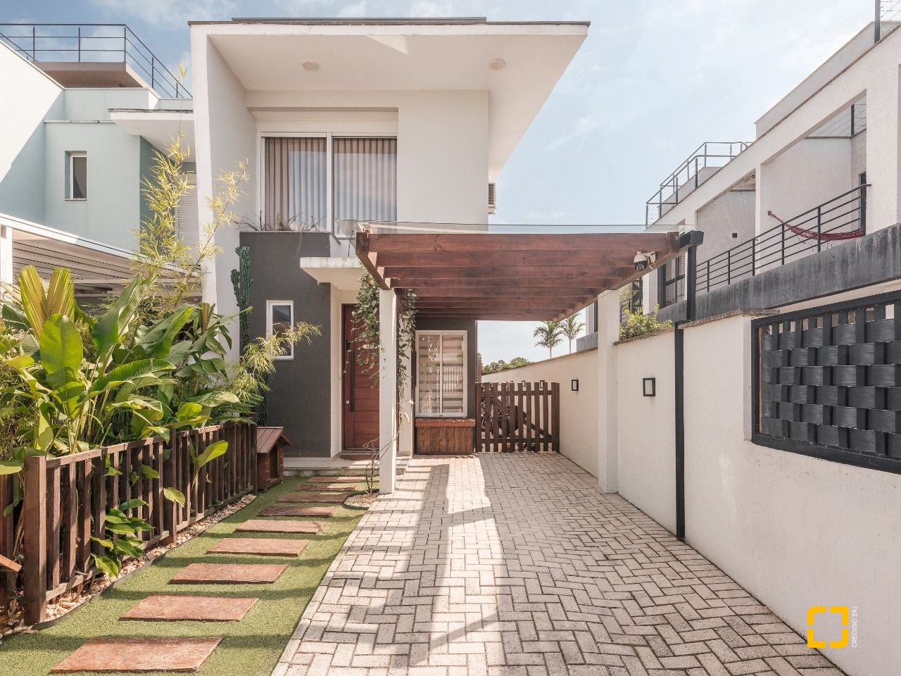Casa com 124m², 4 quartos (sendo 1 suíte), 2 garagens, no bairro Campeche em Florianópolis
