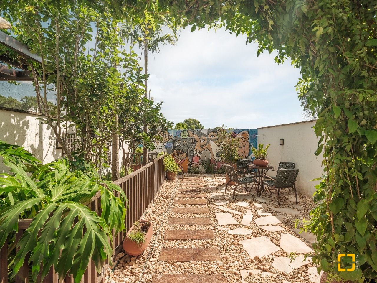 Casa com 124m², 4 quartos (sendo 1 suíte), 2 garagens, no bairro Campeche em Florianópolis