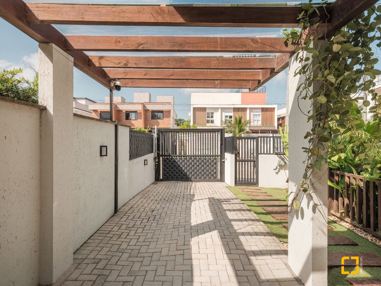 Casa com 124m², 4 quartos (sendo 1 suíte), 2 garagens, no bairro Campeche em Florianópolis