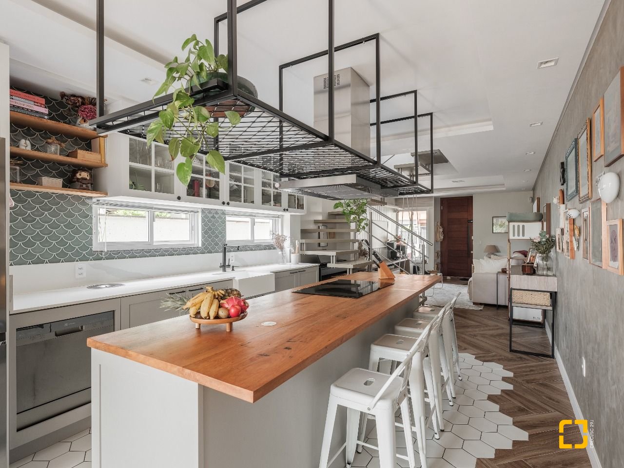Casa com 124m², 4 quartos (sendo 1 suíte), 2 garagens, no bairro Campeche em Florianópolis
