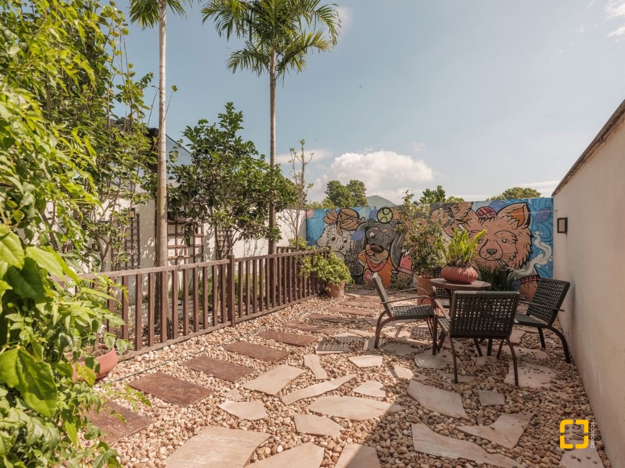 Casa com 124m², 4 quartos (sendo 1 suíte), 2 garagens, no bairro Campeche em Florianópolis