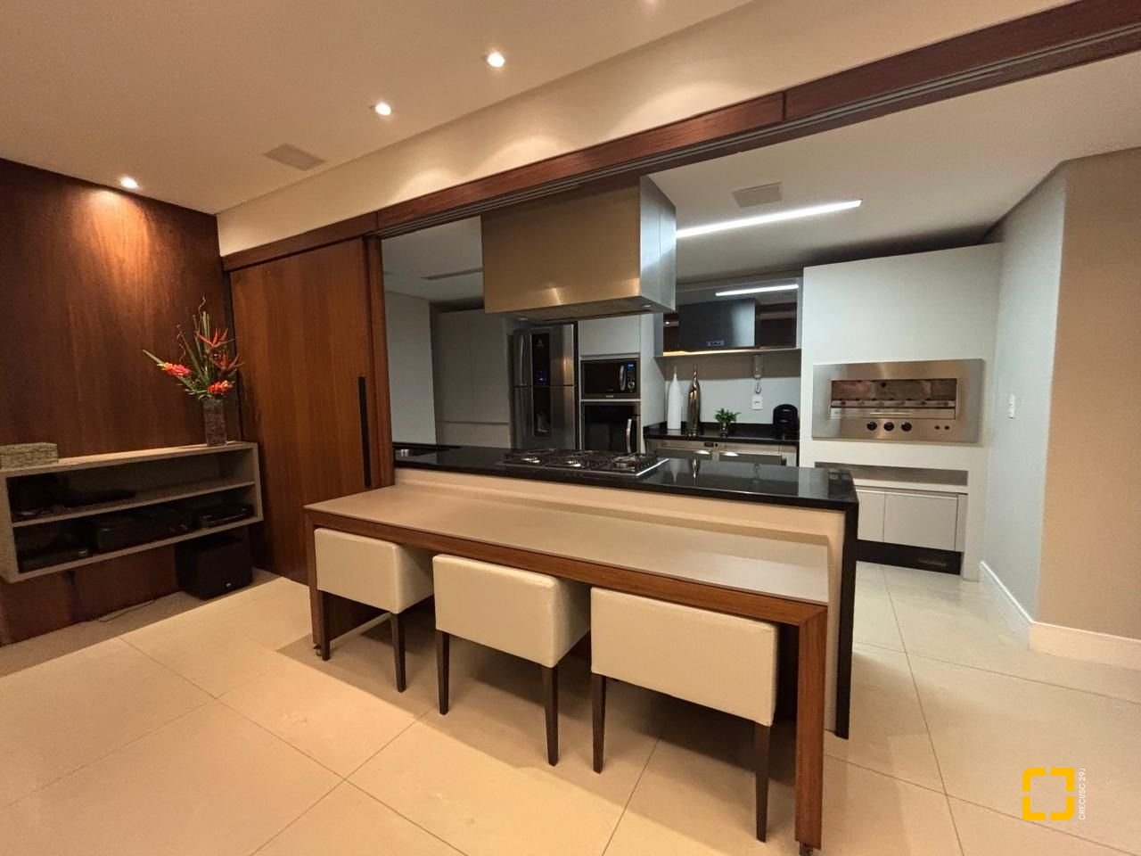 Apartamento com 132m², 6 quartos (sendo 3 suítes), 2 garagens, no bairro Centro em Florianópolis