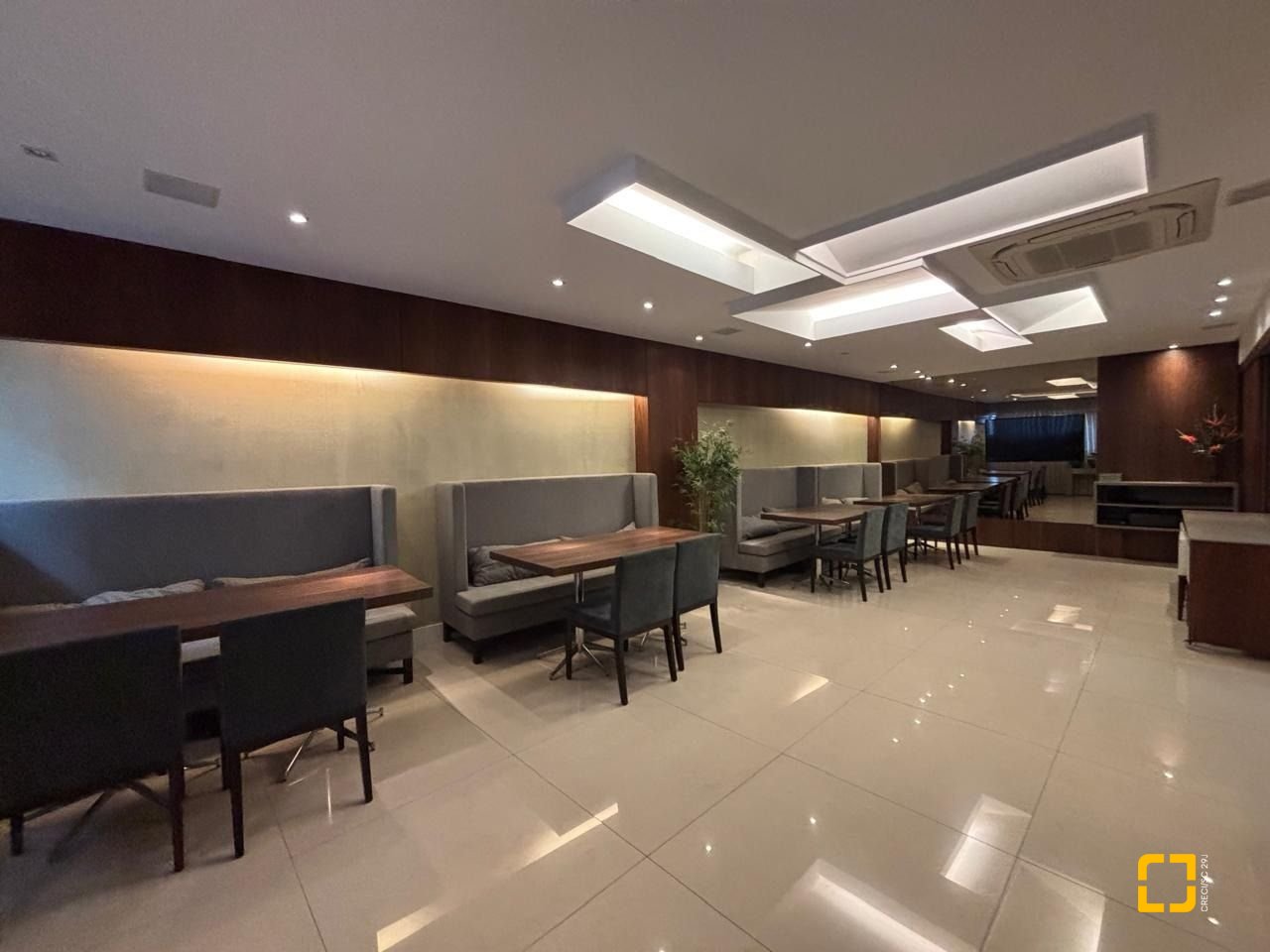 Apartamento com 132m², 6 quartos (sendo 3 suítes), 2 garagens, no bairro Centro em Florianópolis