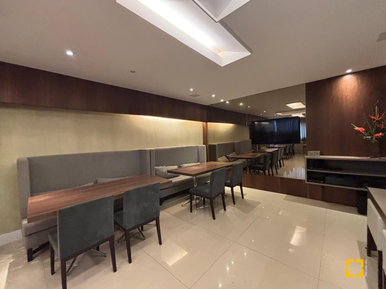 Apartamento com 132m², 6 quartos (sendo 3 suítes), 2 garagens, no bairro Centro em Florianópolis
