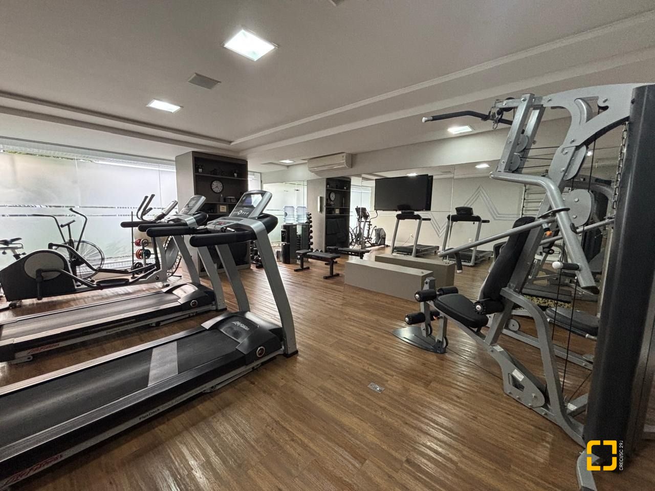 Apartamento com 132m², 6 quartos (sendo 3 suítes), 2 garagens, no bairro Centro em Florianópolis