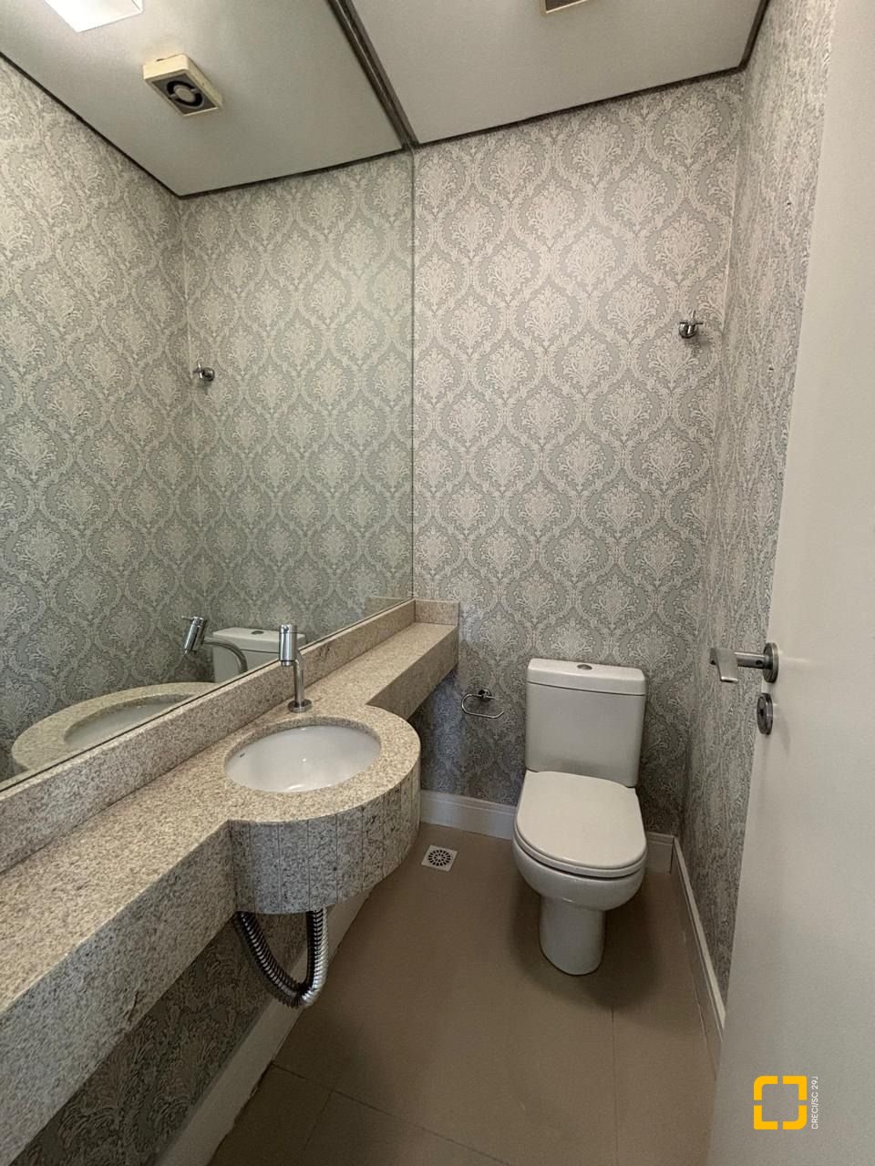 Apartamento com 132m², 6 quartos (sendo 3 suítes), 2 garagens, no bairro Centro em Florianópolis