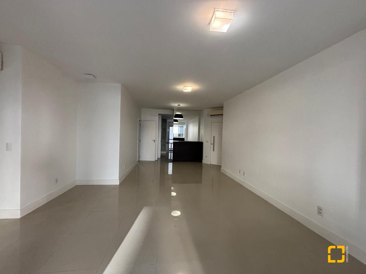 Apartamento com 132m², 6 quartos (sendo 3 suítes), 2 garagens, no bairro Centro em Florianópolis