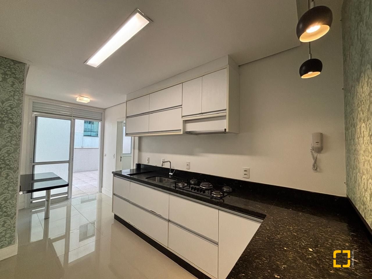 Apartamento com 132m², 6 quartos (sendo 3 suítes), 2 garagens, no bairro Centro em Florianópolis