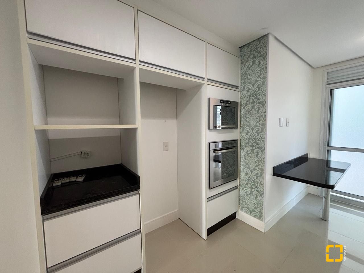 Apartamento com 132m², 6 quartos (sendo 3 suítes), 2 garagens, no bairro Centro em Florianópolis