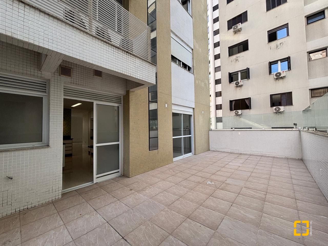 Apartamento com 132m², 6 quartos (sendo 3 suítes), 2 garagens, no bairro Centro em Florianópolis