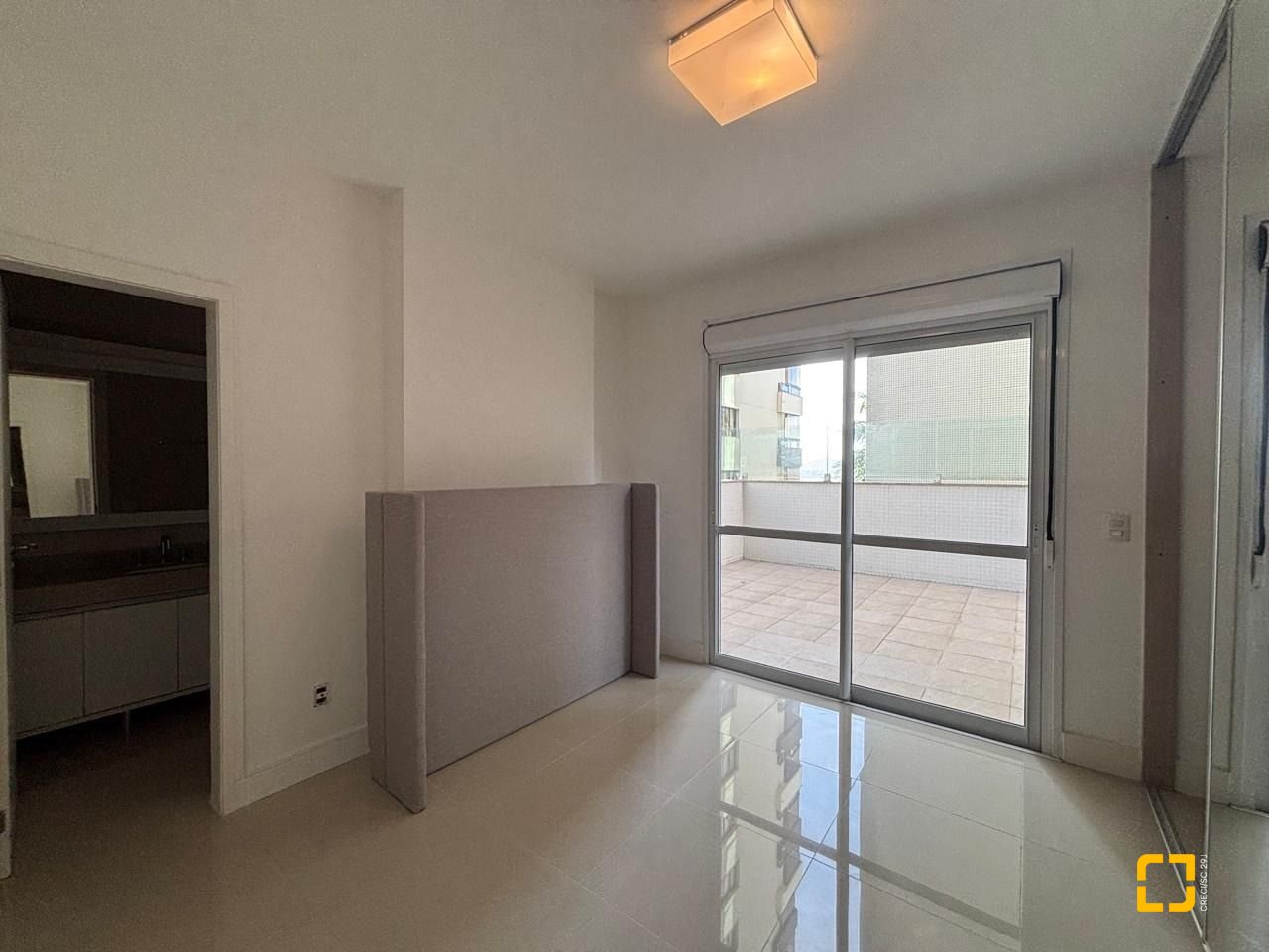 Apartamento com 132m², 6 quartos (sendo 3 suítes), 2 garagens, no bairro Centro em Florianópolis