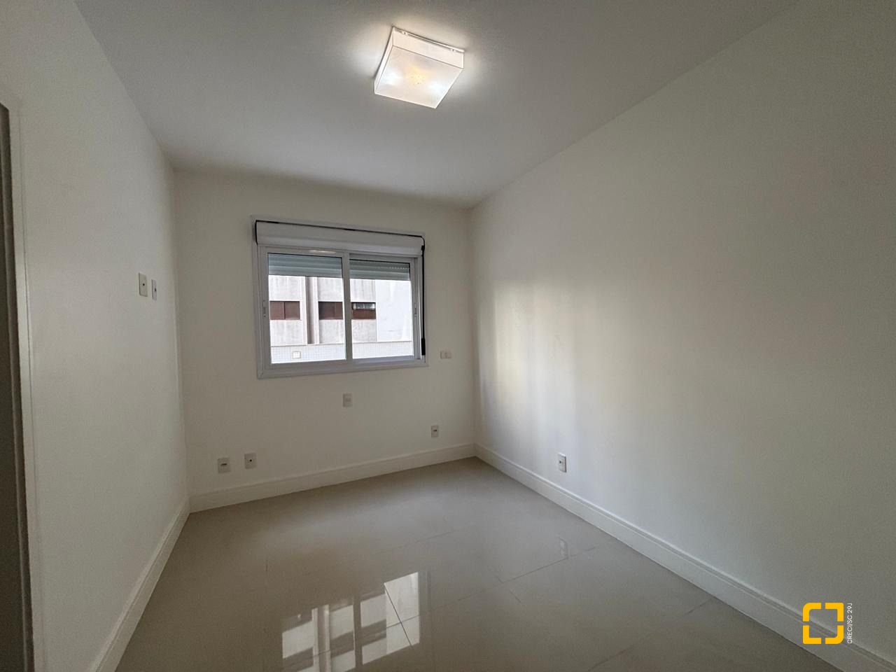Apartamento com 132m², 6 quartos (sendo 3 suítes), 2 garagens, no bairro Centro em Florianópolis