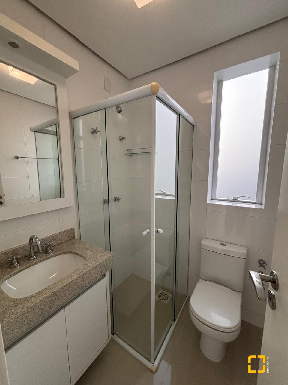 Apartamento com 132m², 6 quartos (sendo 3 suítes), 2 garagens, no bairro Centro em Florianópolis