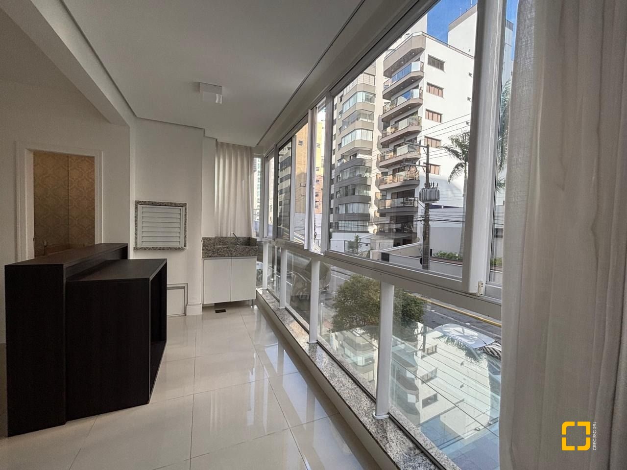 Apartamento com 132m², 6 quartos (sendo 3 suítes), 2 garagens, no bairro Centro em Florianópolis