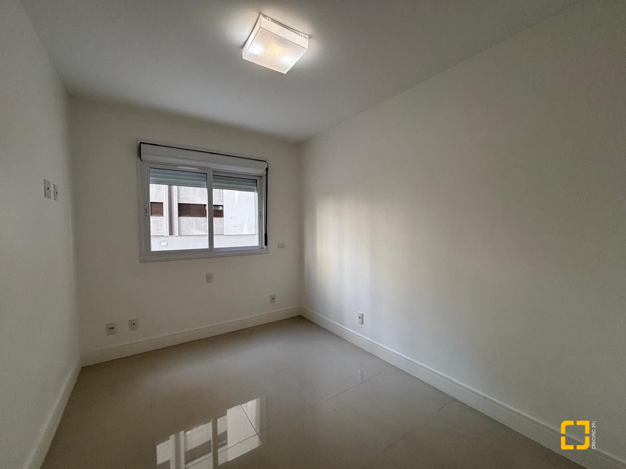 Apartamento com 132m², 6 quartos (sendo 3 suítes), 2 garagens, no bairro Centro em Florianópolis