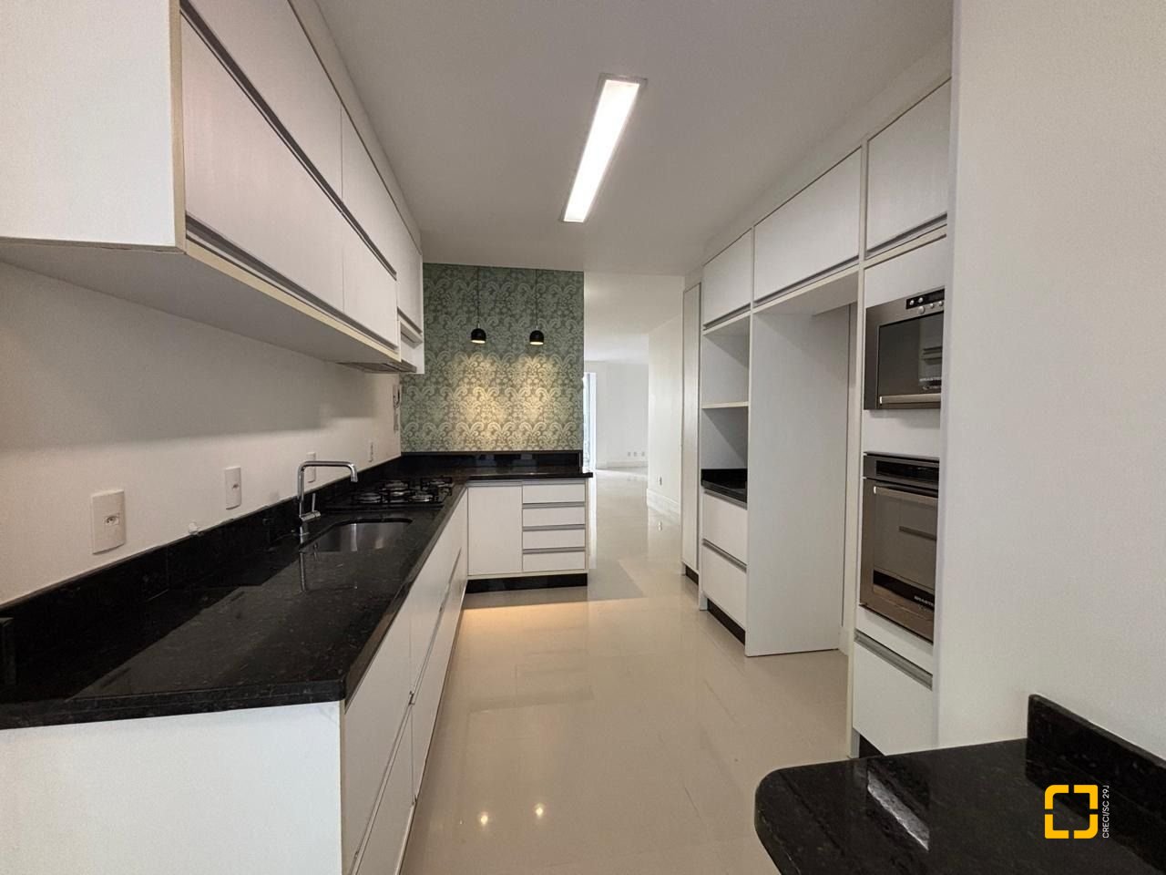 Apartamento com 132m², 6 quartos (sendo 3 suítes), 2 garagens, no bairro Centro em Florianópolis