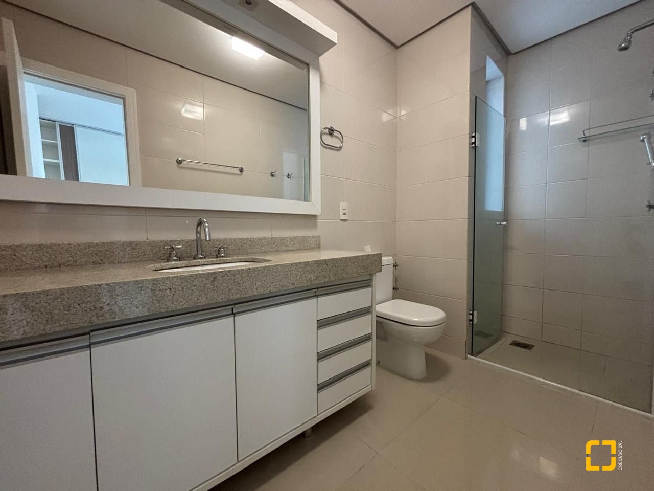Apartamento com 132m², 6 quartos (sendo 3 suítes), 2 garagens, no bairro Centro em Florianópolis