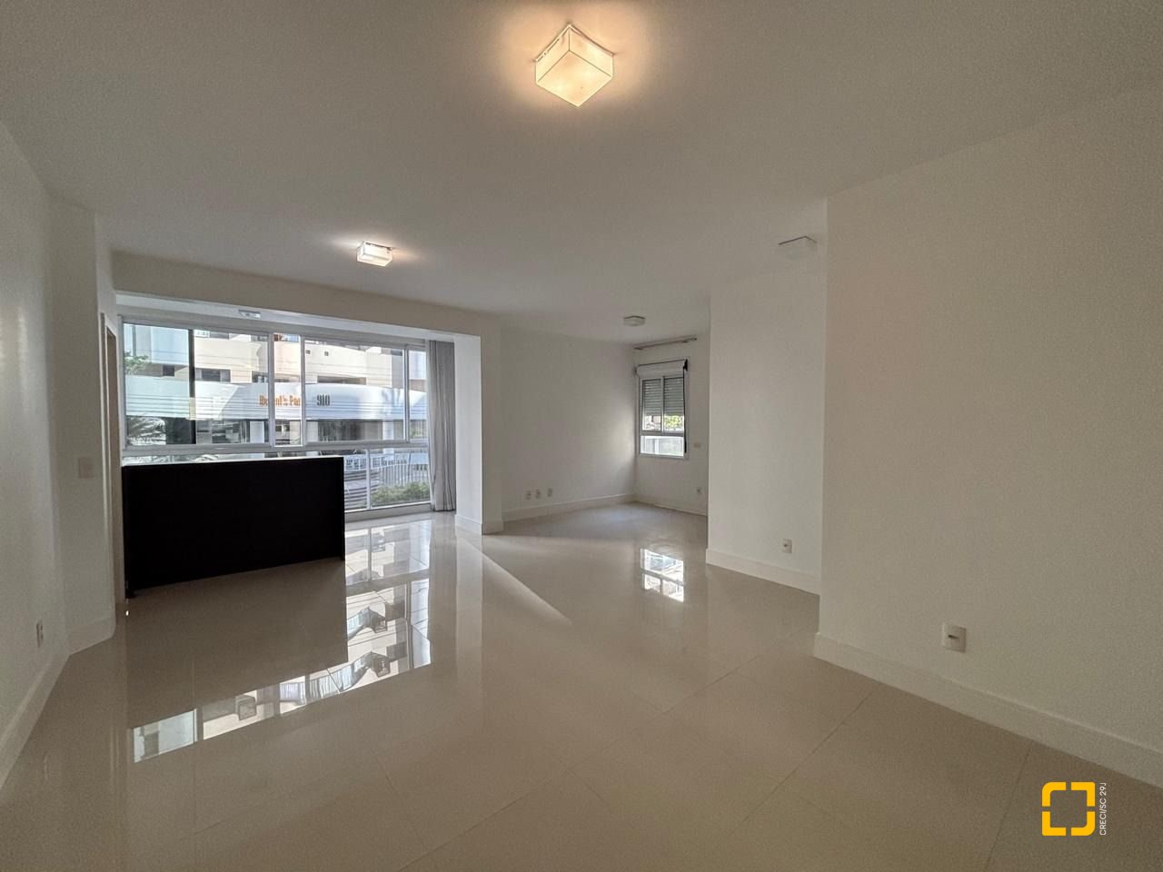 Apartamento com 132m², 6 quartos (sendo 3 suítes), 2 garagens, no bairro Centro em Florianópolis