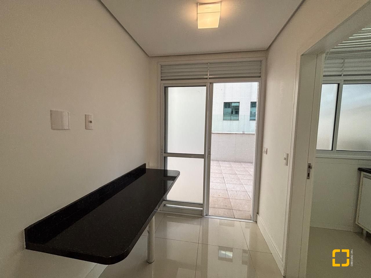 Apartamento com 132m², 6 quartos (sendo 3 suítes), 2 garagens, no bairro Centro em Florianópolis