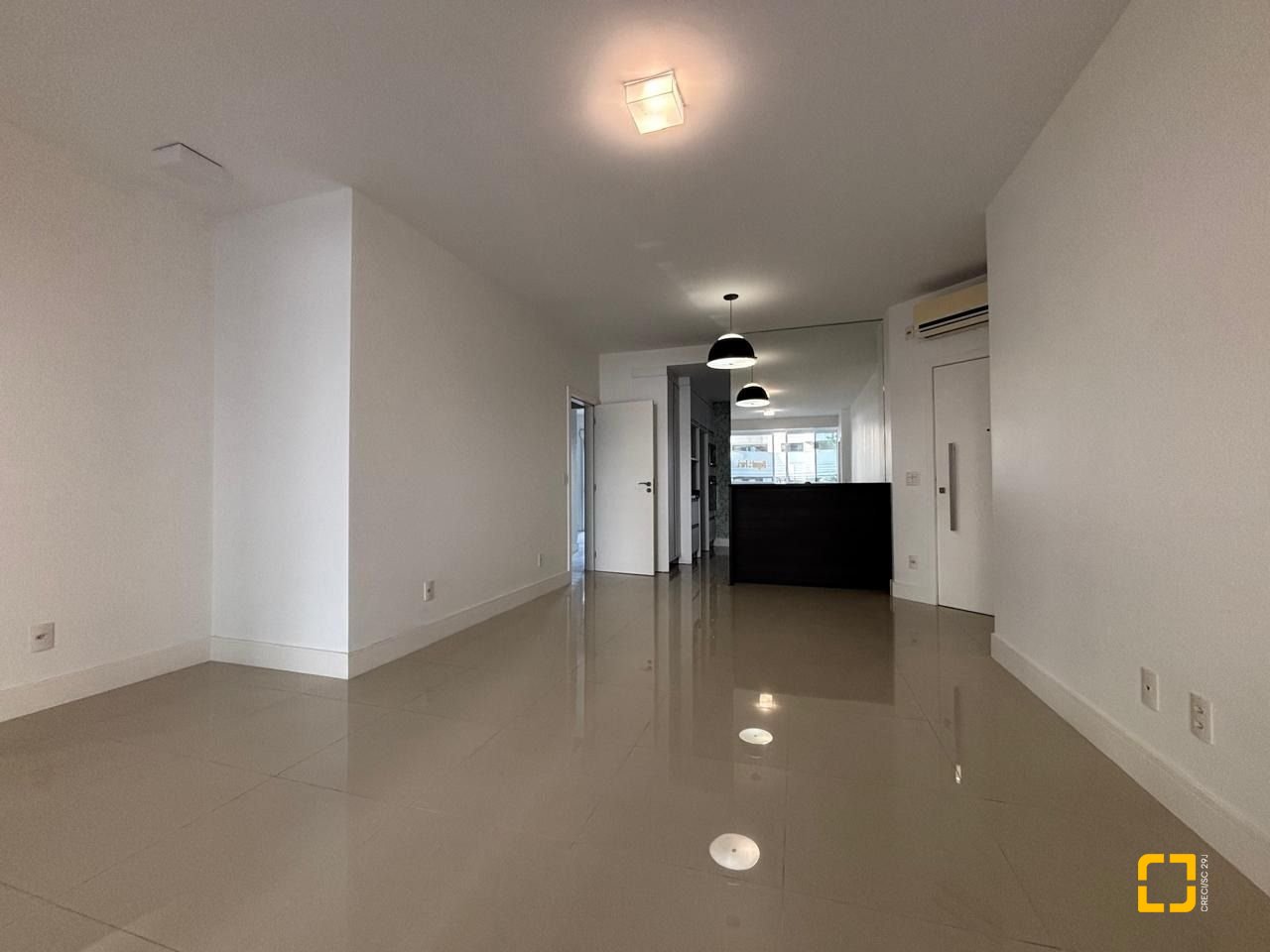 Apartamento com 132m², 6 quartos (sendo 3 suítes), 2 garagens, no bairro Centro em Florianópolis