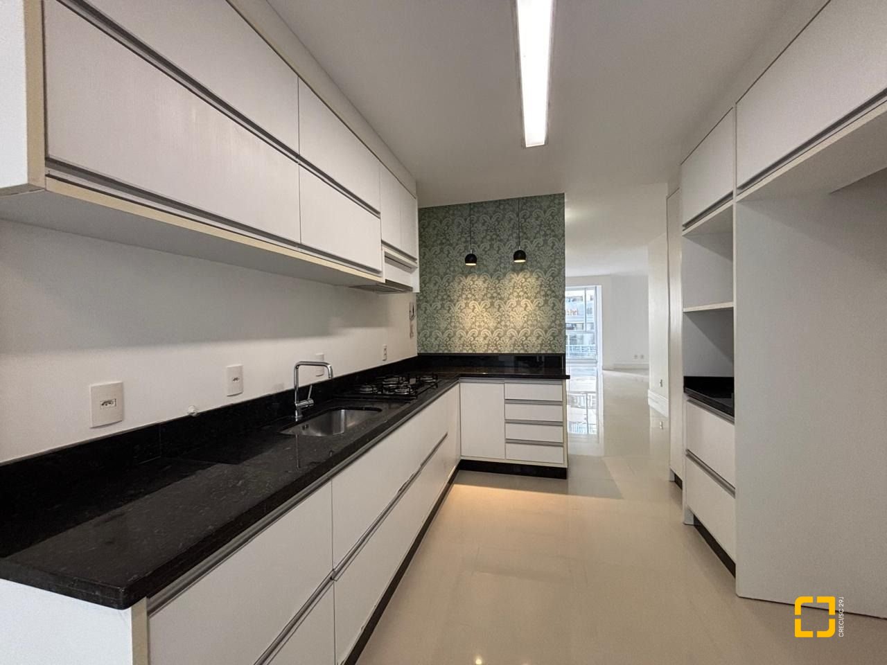 Apartamento com 132m², 6 quartos (sendo 3 suítes), 2 garagens, no bairro Centro em Florianópolis