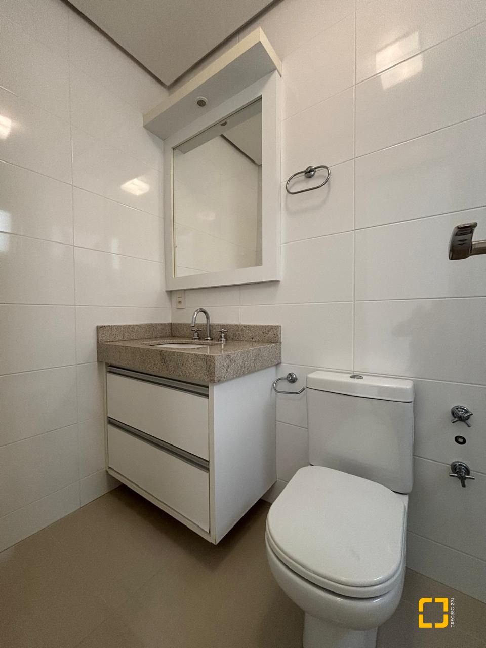 Apartamento com 132m², 6 quartos (sendo 3 suítes), 2 garagens, no bairro Centro em Florianópolis