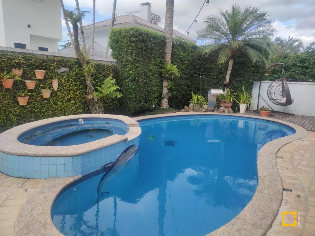 Casa com 300m², 8 quartos (sendo 4 suítes), 2 garagens, no bairro Jurerê Internacional em Florianópolis