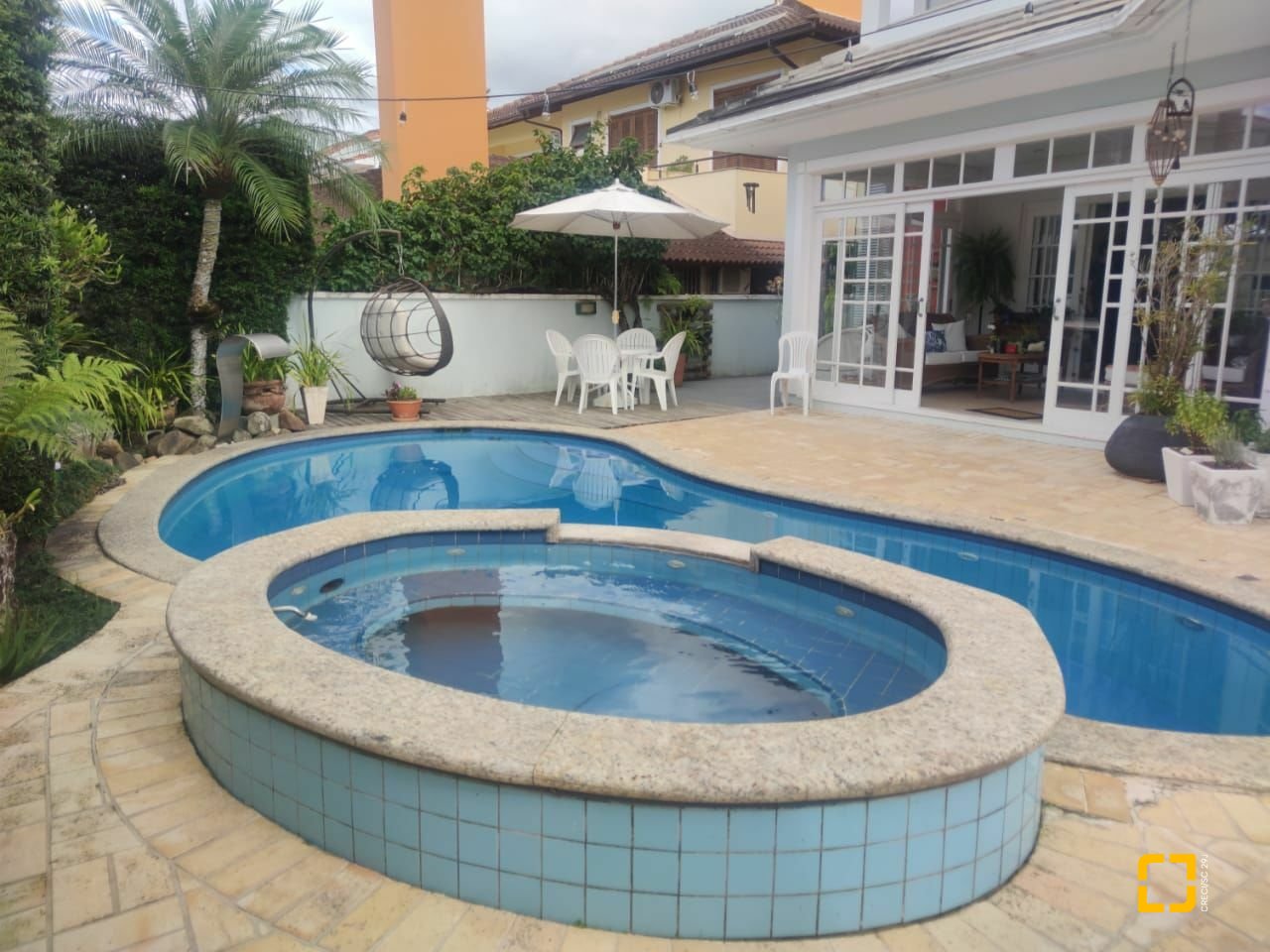 Casa com 300m², 8 quartos (sendo 4 suítes), 2 garagens, no bairro Jurerê Internacional em Florianópolis