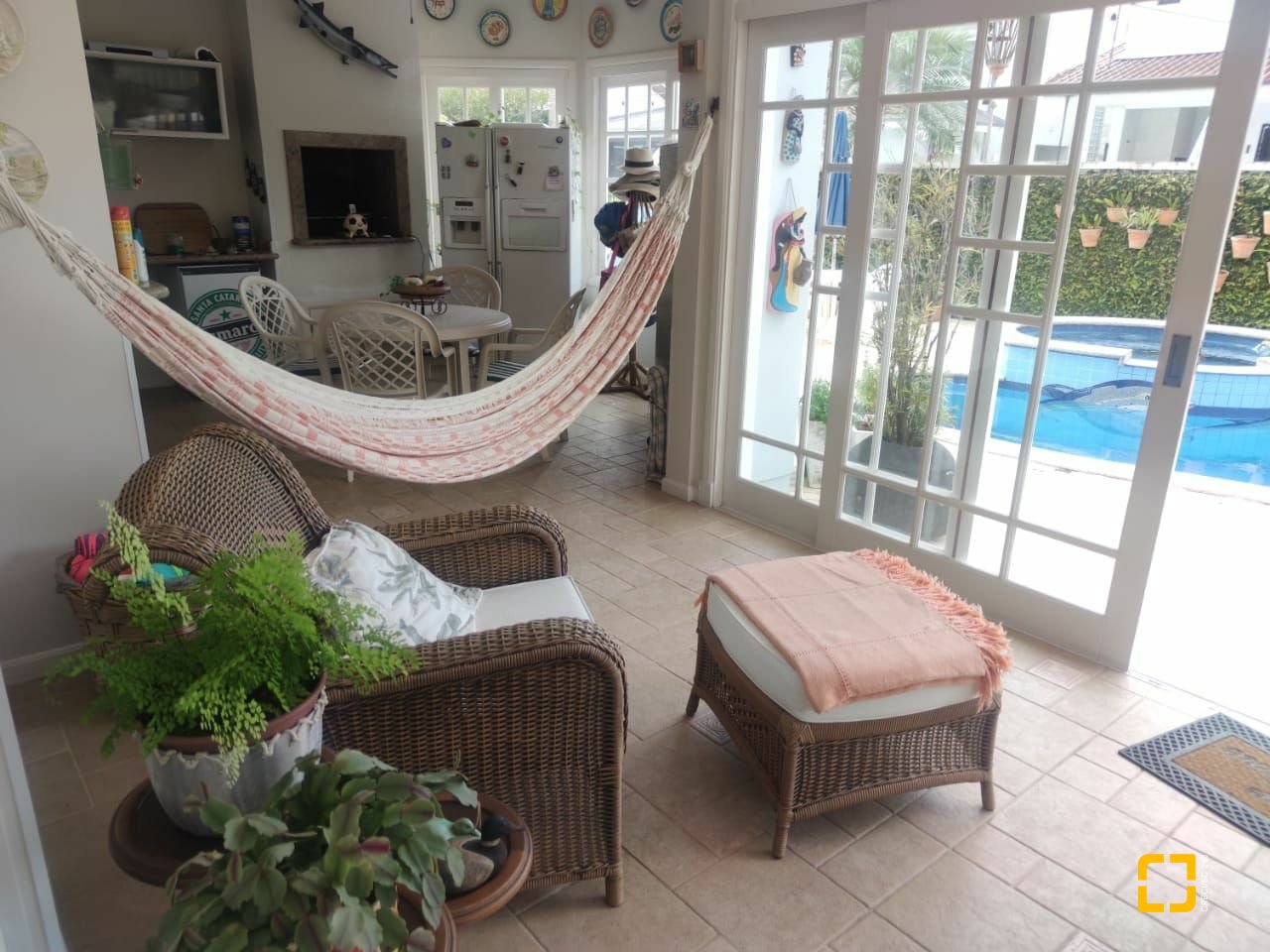 Casa com 300m², 8 quartos (sendo 4 suítes), 2 garagens, no bairro Jurerê Internacional em Florianópolis