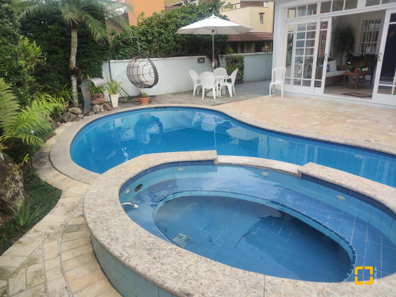 Casa com 300m², 8 quartos (sendo 4 suítes), 2 garagens, no bairro Jurerê Internacional em Florianópolis