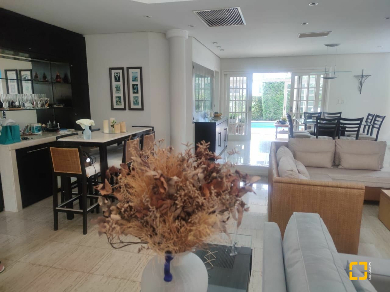 Casa com 300m², 8 quartos (sendo 4 suítes), 2 garagens, no bairro Jurerê Internacional em Florianópolis