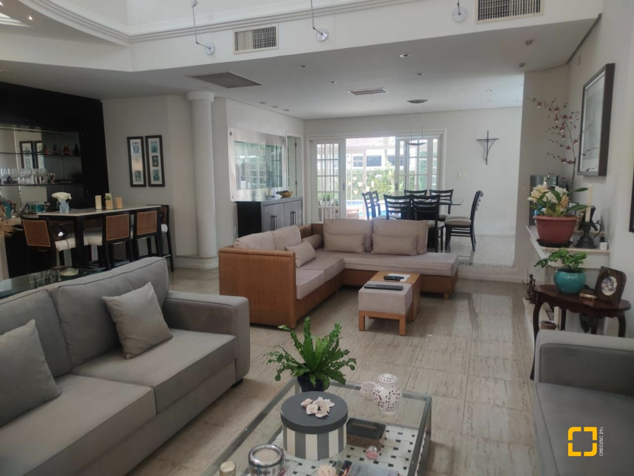 Casa com 300m², 8 quartos (sendo 4 suítes), 2 garagens, no bairro Jurerê Internacional em Florianópolis