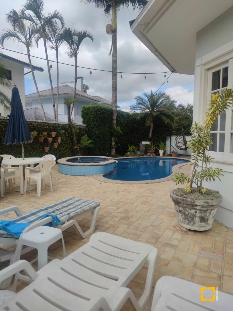 Casa com 300m², 8 quartos (sendo 4 suítes), 2 garagens, no bairro Jurerê Internacional em Florianópolis