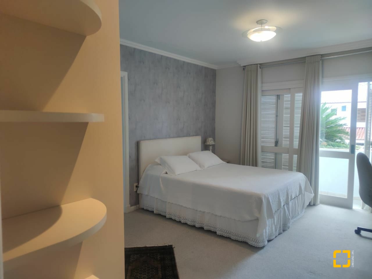 Casa com 300m², 8 quartos (sendo 4 suítes), 2 garagens, no bairro Jurerê Internacional em Florianópolis
