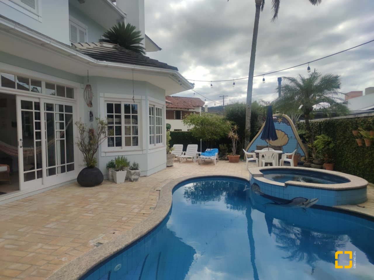 Casa com 300m², 8 quartos (sendo 4 suítes), 2 garagens, no bairro Jurerê Internacional em Florianópolis
