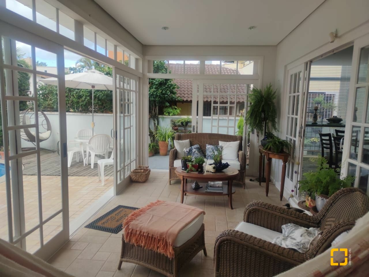 Casa com 300m², 8 quartos (sendo 4 suítes), 2 garagens, no bairro Jurerê Internacional em Florianópolis