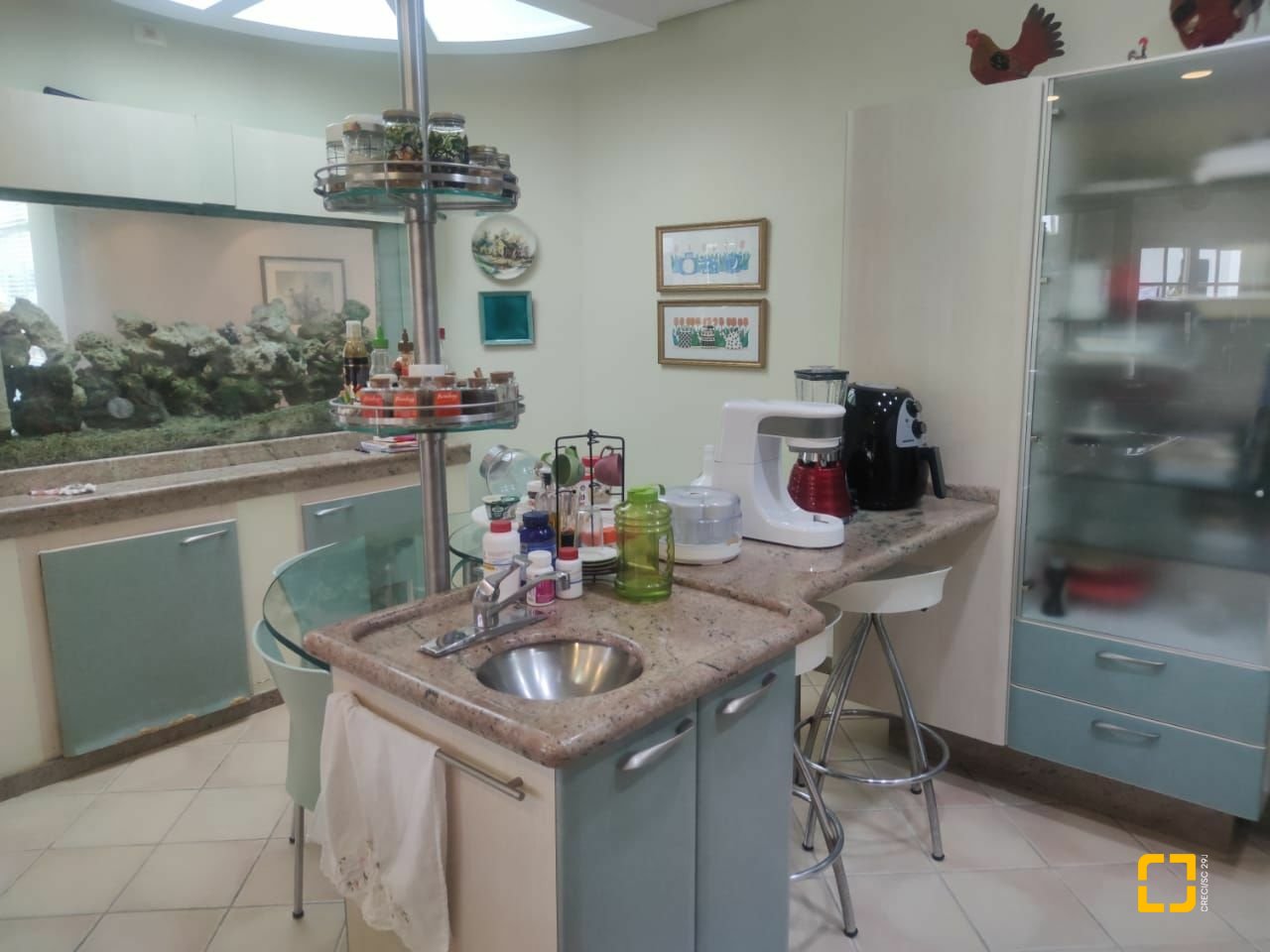 Casa com 300m², 8 quartos (sendo 4 suítes), 2 garagens, no bairro Jurerê Internacional em Florianópolis